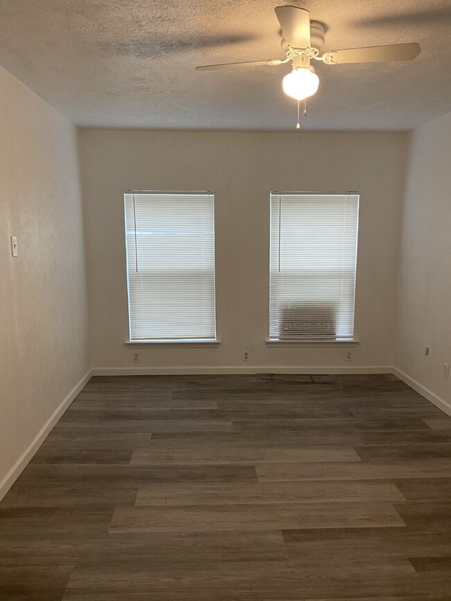 Building Photo - "Charming 3-Bed Oasis with 2 Full Baths in...