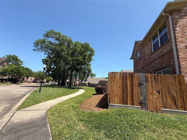 Building Photo - 4027 Park Thicket