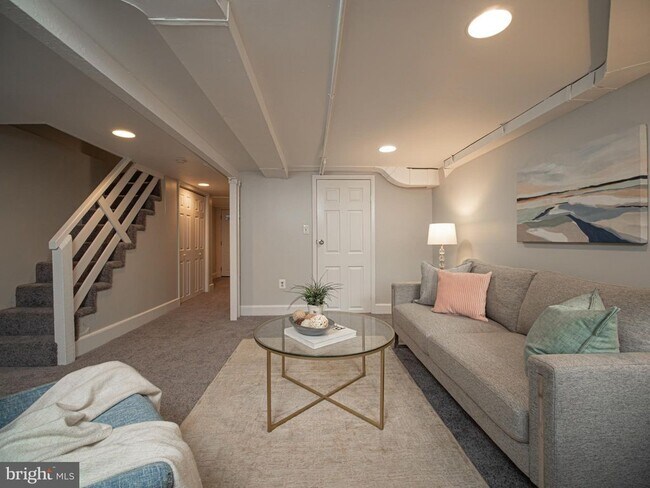 Building Photo - 905 K St NE