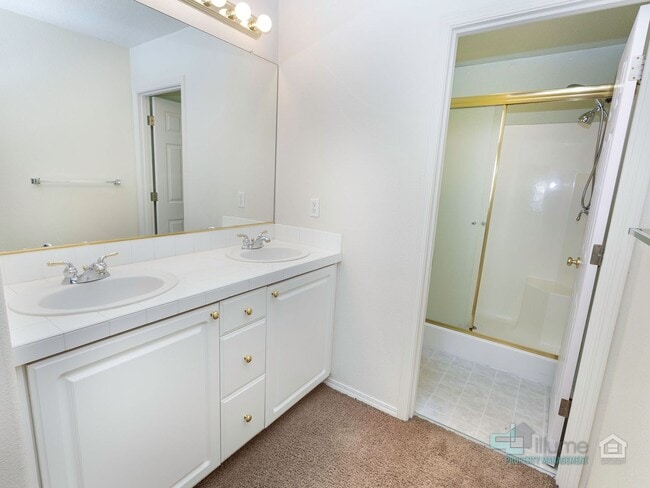Building Photo - 2 Bedroom, 2.5 Bath Close to Nike and Intel!