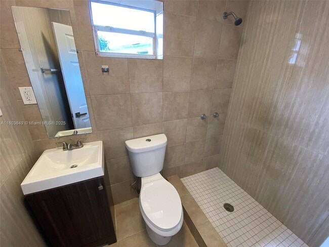 Building Photo - 11310 Peachtree Dr
