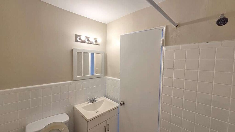 Building Photo - 5846 N Marvine St