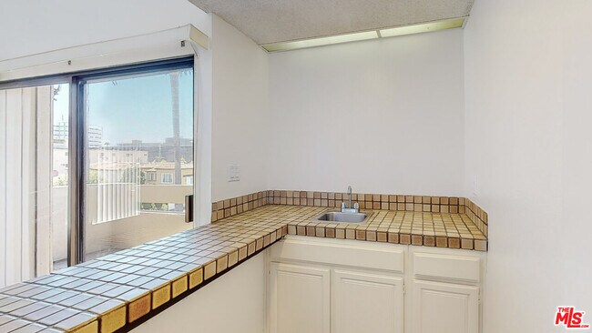 Building Photo - 144 N Hamilton Dr