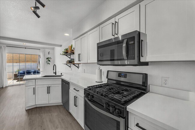 Building Photo - Modern 3-Bed Home in Green Valley – Beauti...