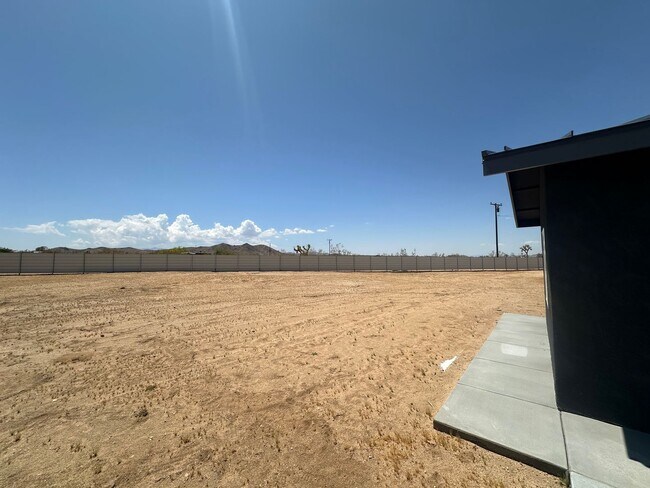 Building Photo - PRIVACY! PRIVACY! Cute newly remodeled 2 bed/1 bath home!