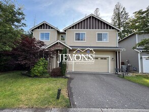 Building Photo - Spacious 5-bedroom home in a great communi...