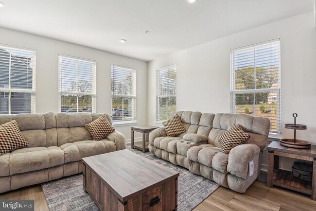 Building Photo - 133 Woodgate Cir