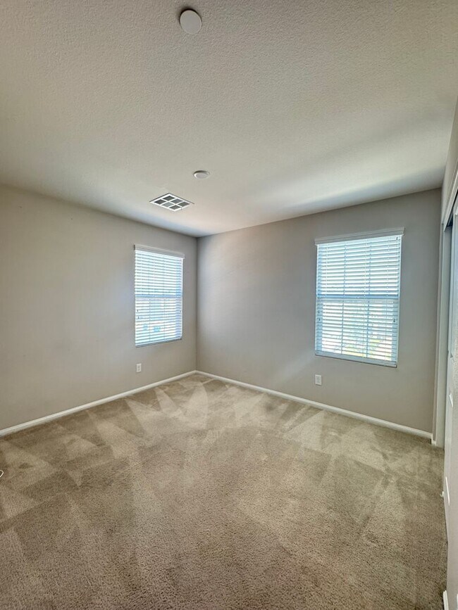 Building Photo - Beautifully Upgraded Townhome in Inspirada