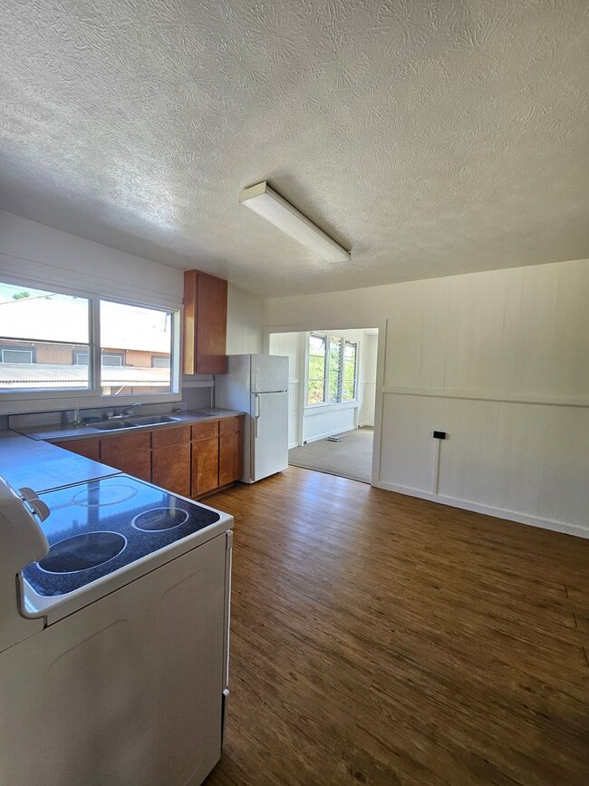 Building Photo - Refurbished 3 Bedroom off Volcano Hwy