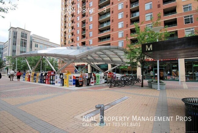 Building Photo - 203 N George Mason Dr