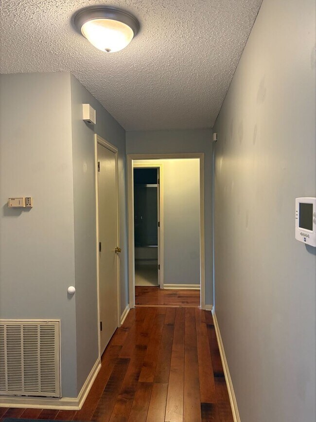 Building Photo - 2bed 2.5bath Condo Great Johnson City Location Close to ETSU