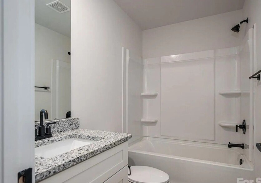 Building Photo - 709 7th Ave SW