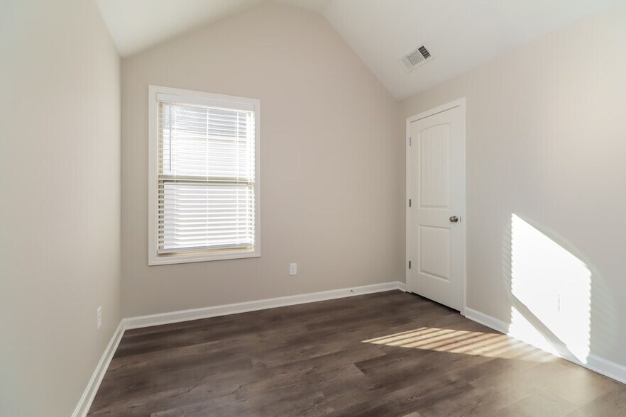 Building Photo - 450 Louise Way