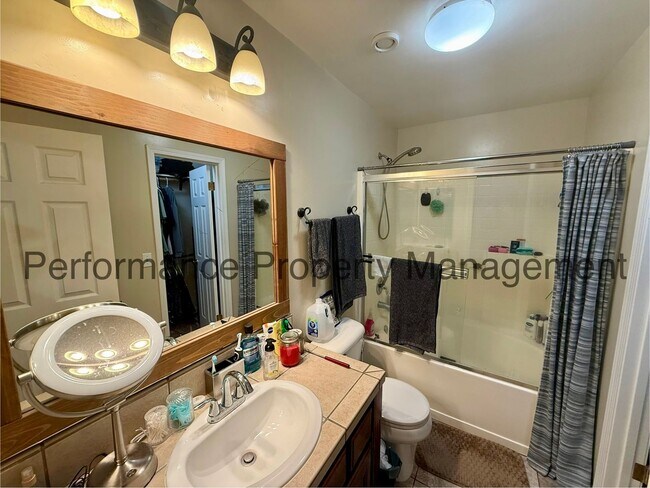 Building Photo - Charming 3 Bed/2 Bath San Lauren Home