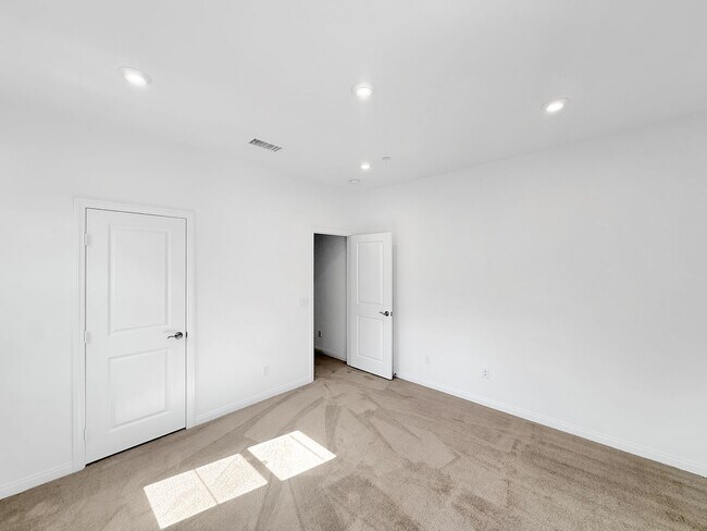 Building Photo - Beautiful 5B/4.5BA Home in Escondido Now A...