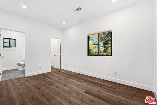 Building Photo - 720 W Altadena Dr