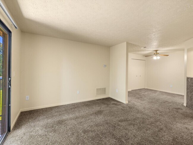 Building Photo - Live 5 Minutes from HONDA********** Rent $1324/mo*********Restaurants and Grocery Around the corner