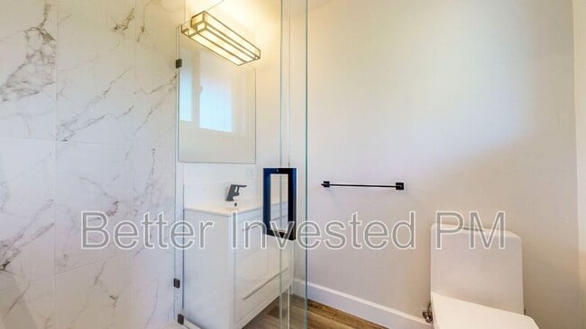 Building Photo - 475 Country Club Dr