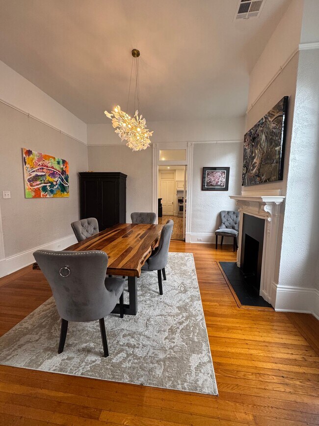 Building Photo - Spacious 4bed/ 3bath home located in the heart of Uptown