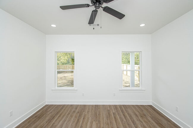 Building Photo - 324 S Schiller St