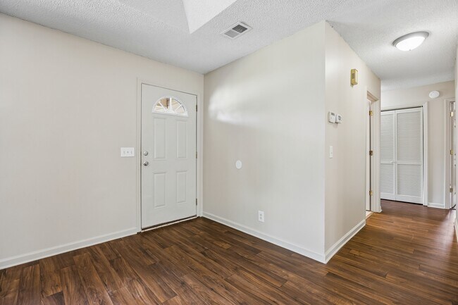 Building Photo - 117 Pinedale Dr