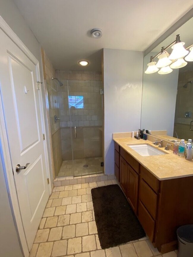 Building Photo - Three Bedroom 3.5 baths Townhouse for Rent...