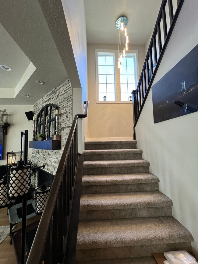 Building Photo - Beautiful custom built home with 4 bed 3.5...