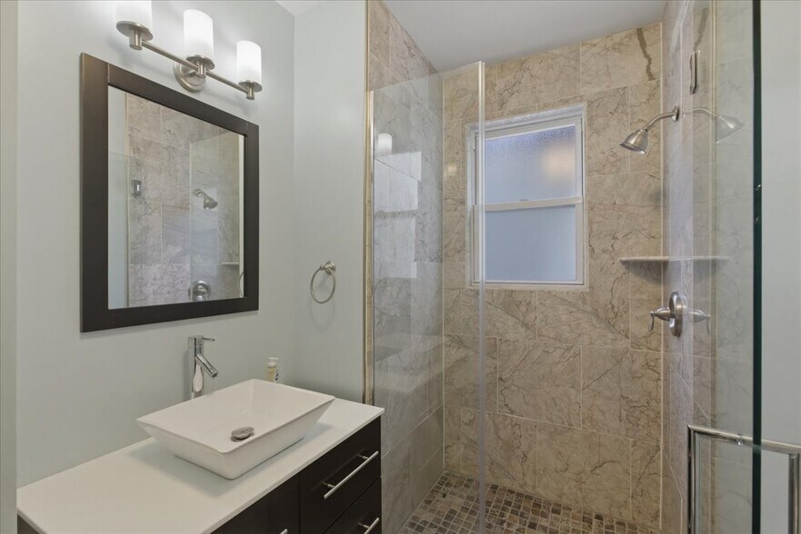 Building Photo - 1828 W Berenice Ave