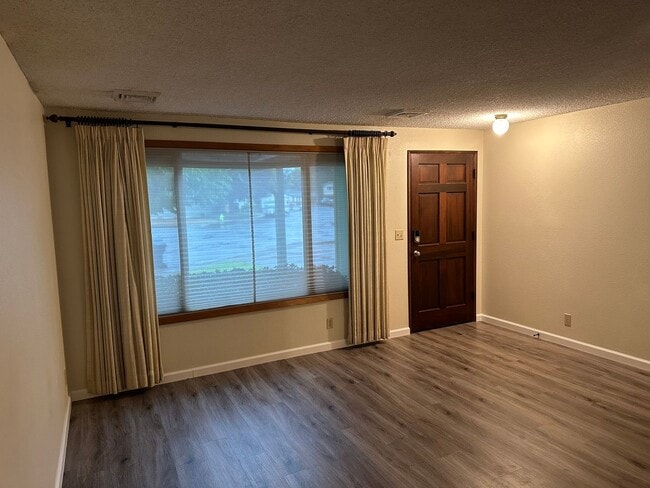 Building Photo - Beautiful 3 bedroom 2 bathroom house in a ...