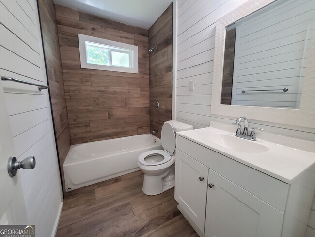 Building Photo - 2577 Eastwood Dr