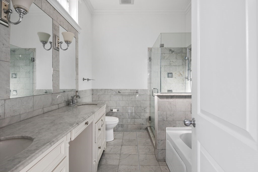 Building Photo - 322 W 4th St