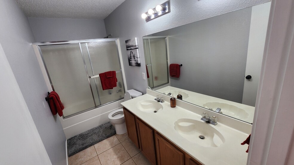 Building Photo - 16125 Hollyhill Ct