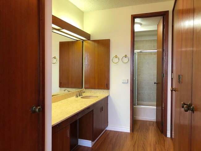 Building Photo - 3BR/2BA/1PK - Regency at Kahala