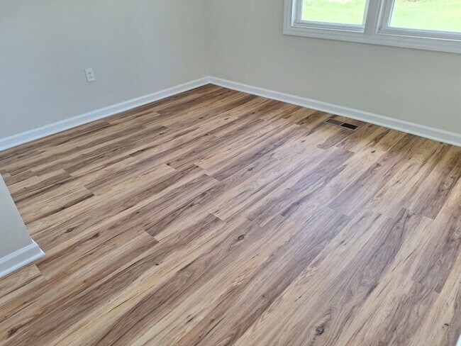 Building Photo - Duplex located in the heart of Oak Ridge.