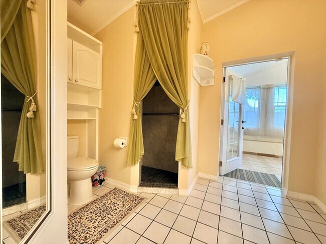 Building Photo - Beautiful Centrally Located 3/2