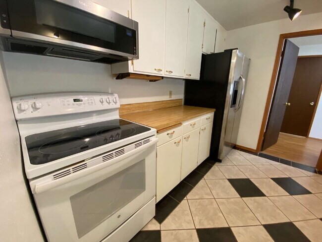 Building Photo - Conveniently Located 3-Bedroom Home with S...