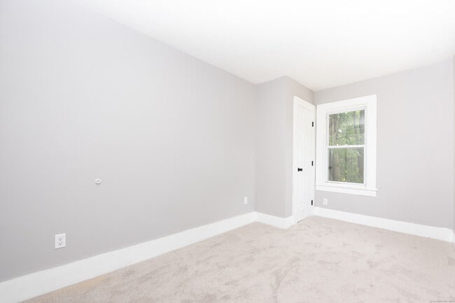 Building Photo - 6 Crescent St