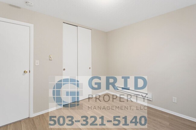 Building Photo - 3 Bedroom Home - Large Corner Lot - SE Por...