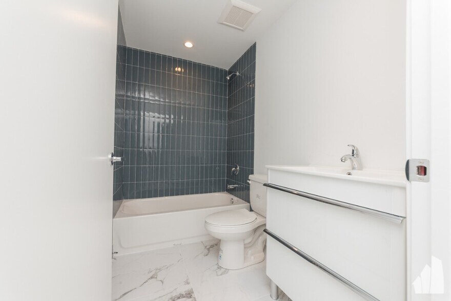 Building Photo - 2534 W Fullerton Ave