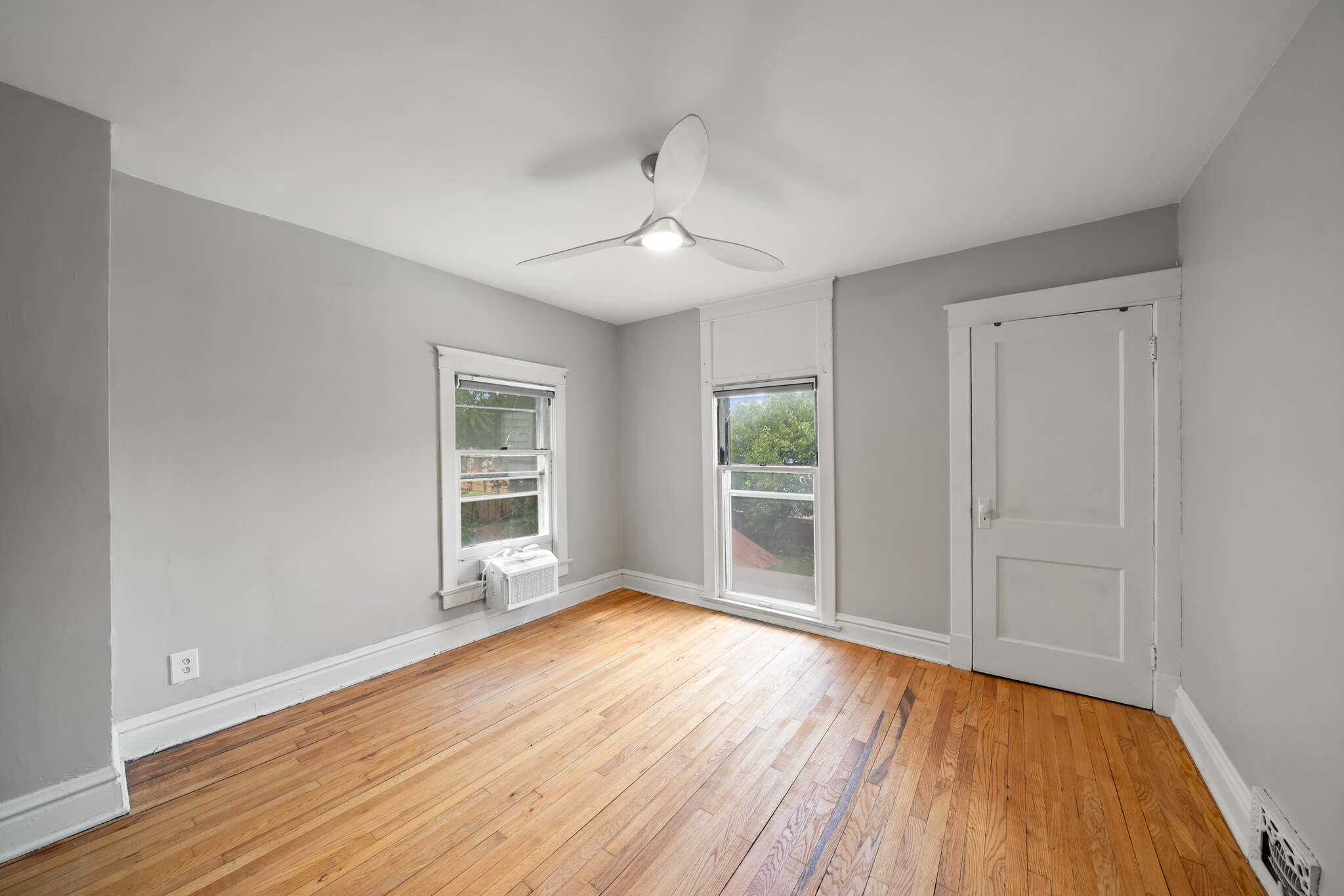 Building Photo - 834 W 39th Ter