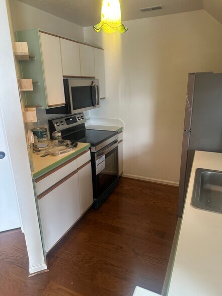 Building Photo - 5080 Heathglen Cir