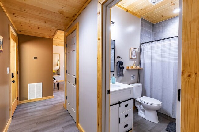 Building Photo - 43 Medina Ct