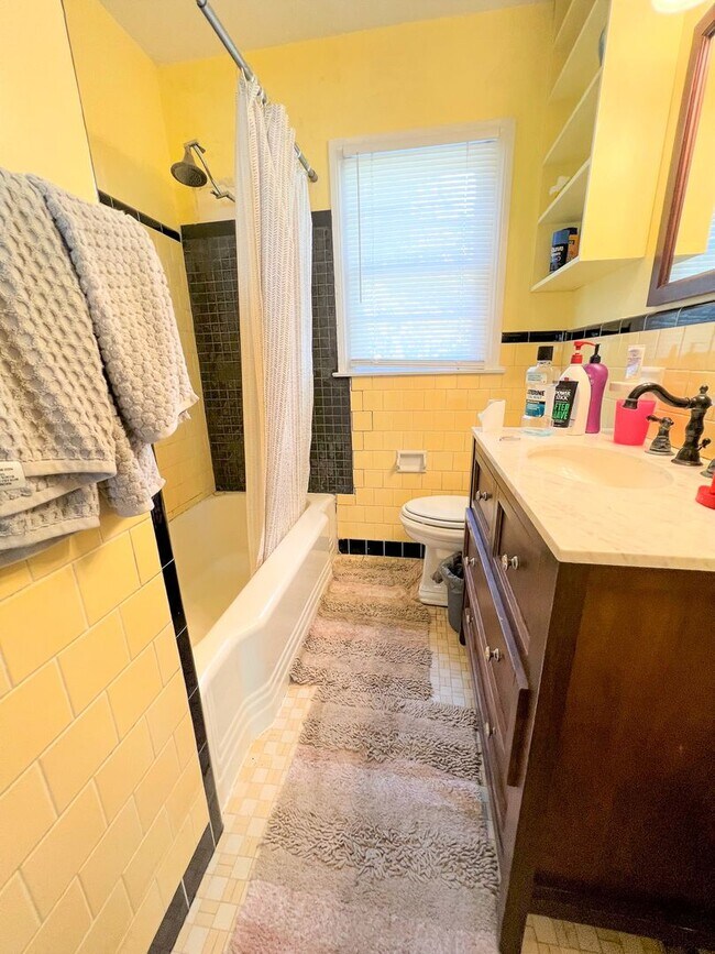 Building Photo - 1824 NW 5th Ave