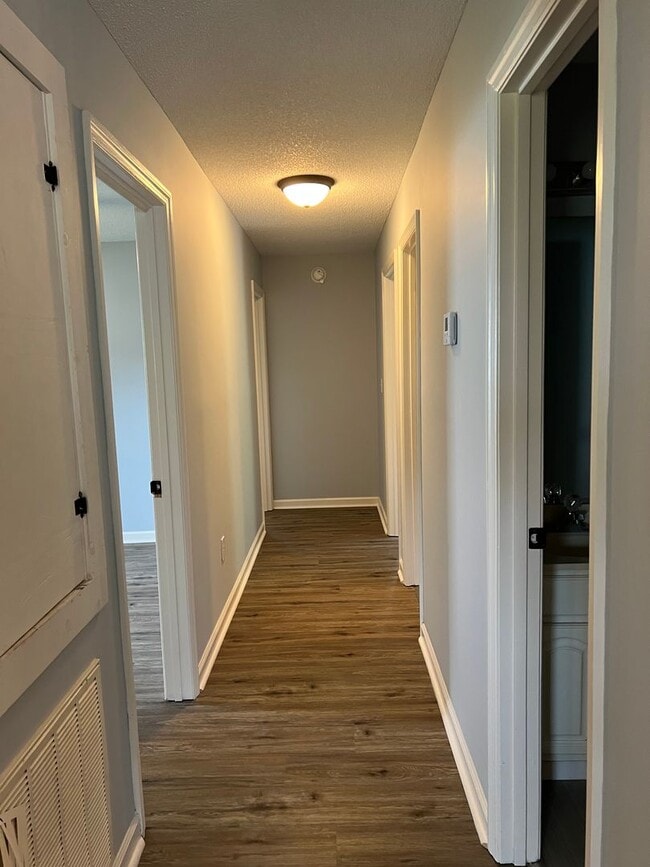 Building Photo - 3 Bedroom 1.5 Bath Home