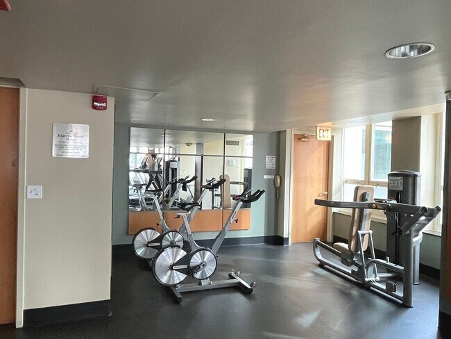 Building Photo - 345 N La Salle Dr