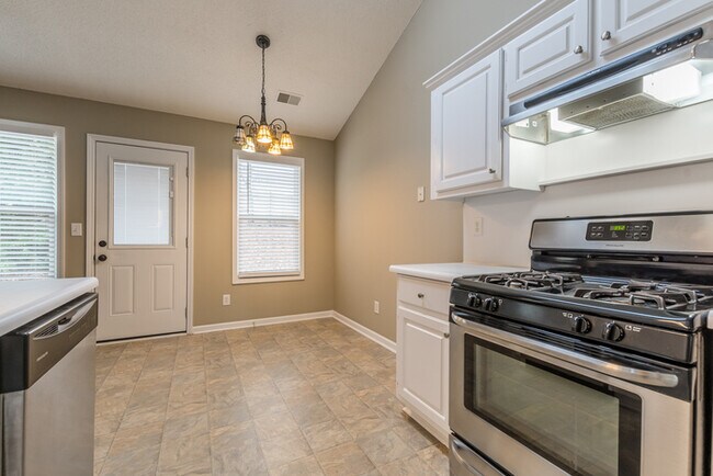 Building Photo - 3 BD 2 BA  Fenced Ranch with Bonus Room