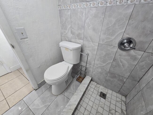 Building Photo - 1305 W 53rd St