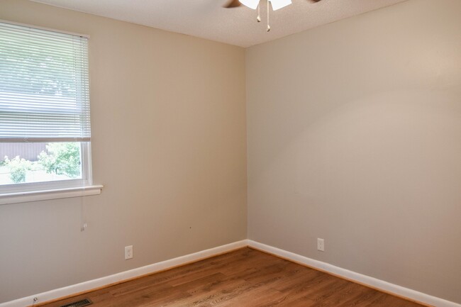 Building Photo - Pet Friendly Three Bedroom!