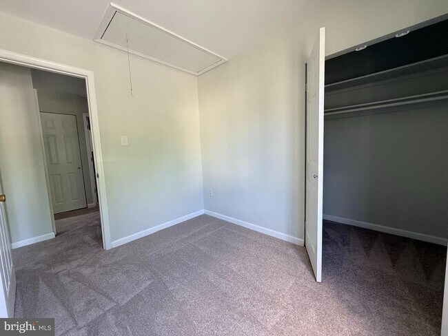 Building Photo - 47 King Henry Cir