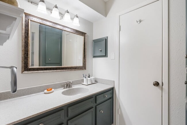 Building Photo - 14039 Utopia Dr